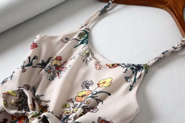 Дамска ежедневна рокля с тънки презрамки и панделка с флорален десен