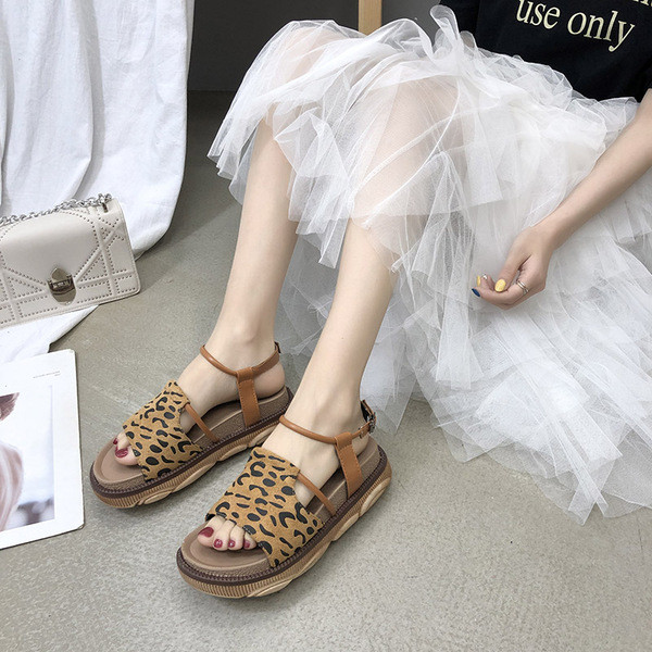 Ежедневни дамски сандали с леопардов десен в черен и кафяв цвят