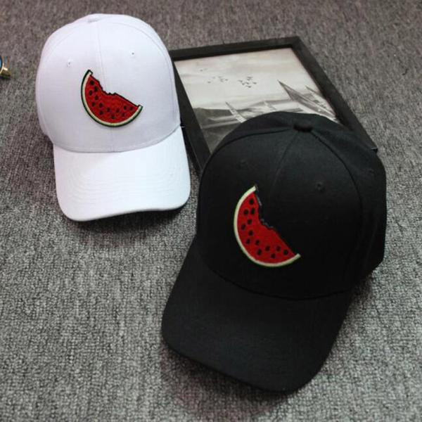 Стилна дамска шапка с козирка с апликация в три цвята 