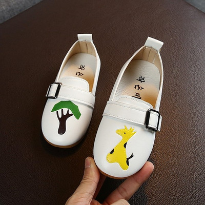 Детски обувки за момичета в бял цвят с различни апликации