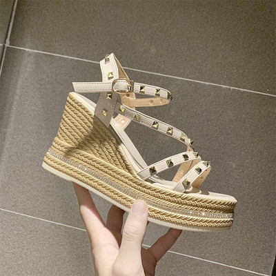 Актуални дамски сандали с метални елементи и платформа в бежов и зелен цвят