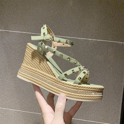 Актуални дамски сандали с метални елементи и платформа в бежов и зелен цвят