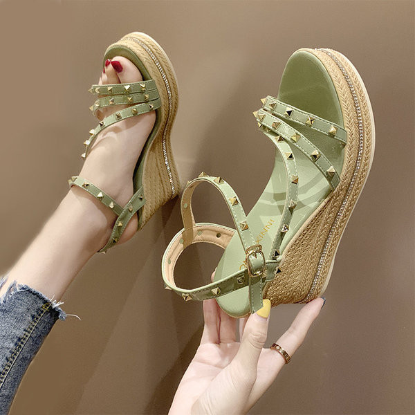 Актуални дамски сандали с метални елементи и платформа в бежов и зелен цвят