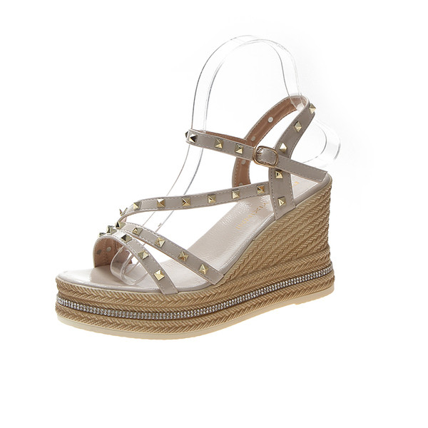 Актуални дамски сандали с метални елементи и платформа в бежов и зелен цвят