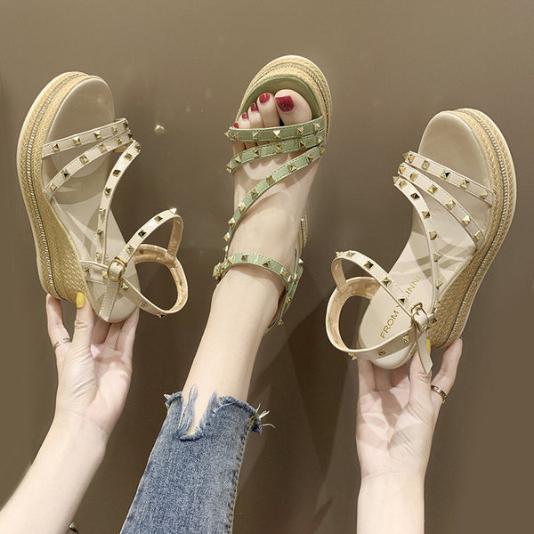 Актуални дамски сандали с метални елементи и платформа в бежов и зелен цвят