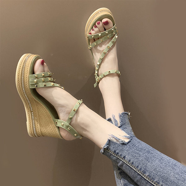 Актуални дамски сандали с метални елементи и платформа в бежов и зелен цвят