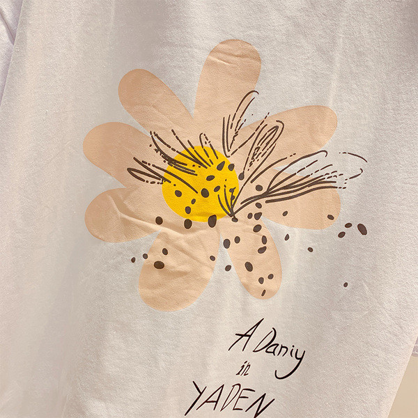 Дамска тениска с апликация в  няколко цвята