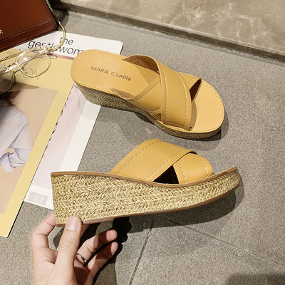 Дамски модерни чехли с платформа в жълт и бежов цвят