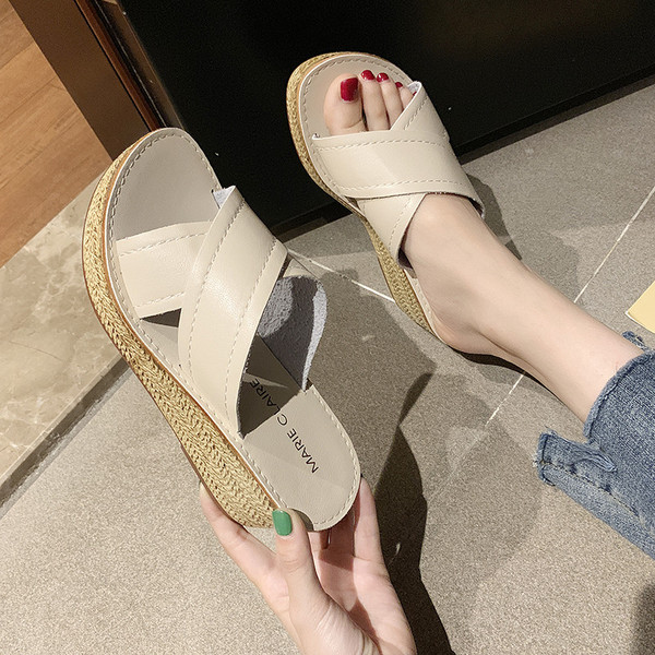 Дамски модерни чехли с платформа в жълт и бежов цвят