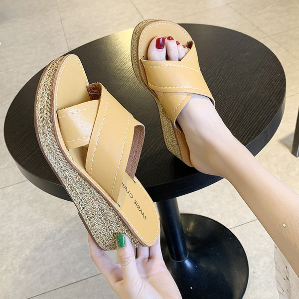 Дамски модерни чехли с платформа в жълт и бежов цвят