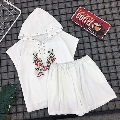 Дамски комплект от две части включващ тениска с качулка и къси панталони в черен и бял цвят