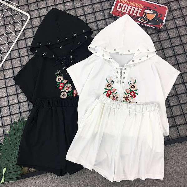 Дамски комплект от две части включващ тениска с качулка и къси панталони в черен и бял цвят