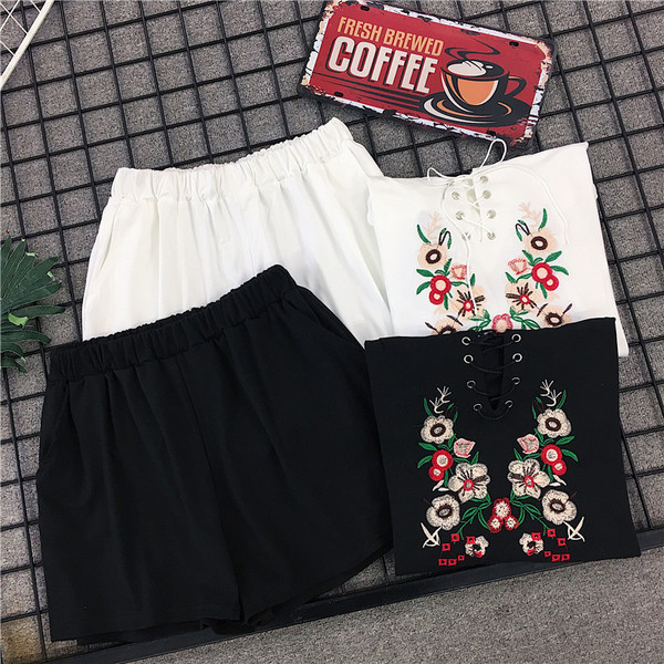 Дамски комплект от две части включващ тениска с качулка и къси панталони в черен и бял цвят