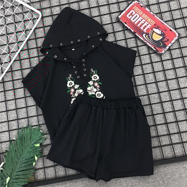 Дамски комплект от две части включващ тениска с качулка и къси панталони в черен и бял цвят