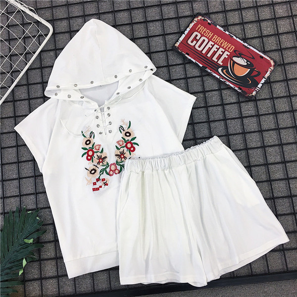 Дамски комплект от две части включващ тениска с качулка и къси панталони в черен и бял цвят