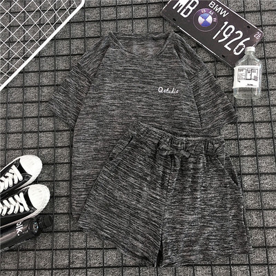 Летен дамски комплект включващ тениска и къси панталони в три цвята