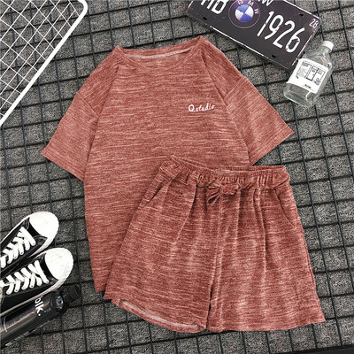 Летен дамски комплект включващ тениска и къси панталони в три цвята