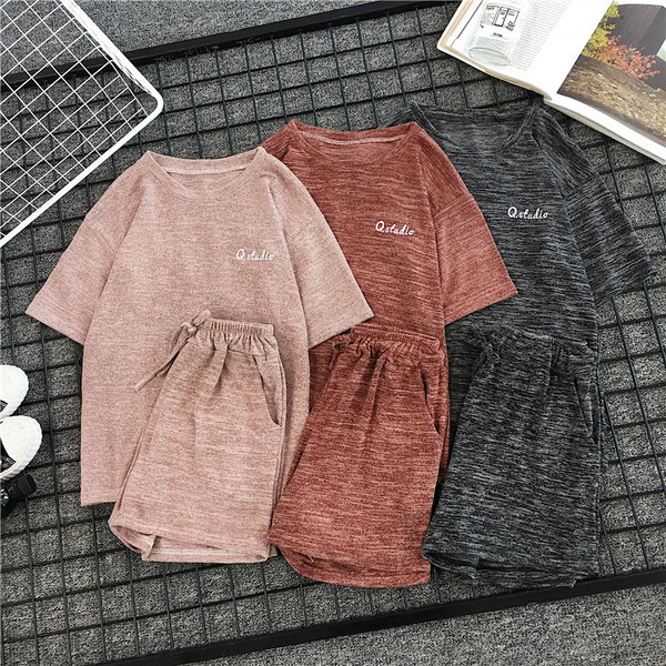 Летен дамски комплект включващ тениска и къси панталони в три цвята