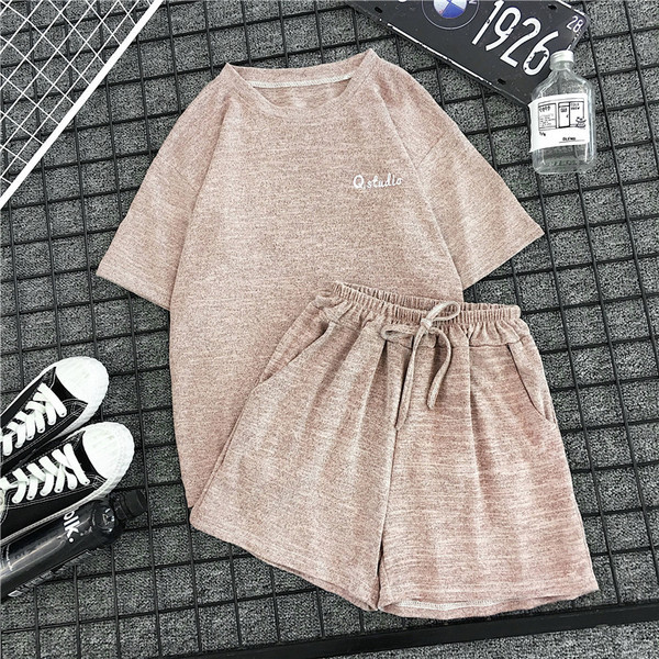 Летен дамски комплект включващ тениска и къси панталони в три цвята