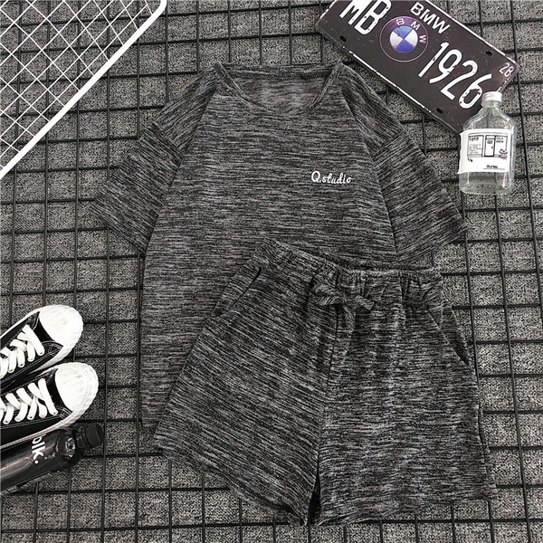 Летен дамски комплект включващ тениска и къси панталони в три цвята