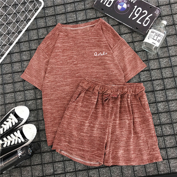 Летен дамски комплект включващ тениска и къси панталони в три цвята