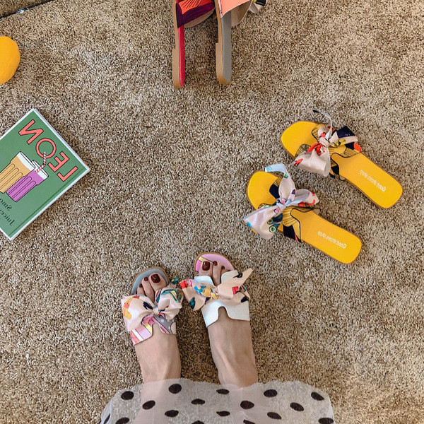 Ежедневни дамски чехли с цветен принт и панделка