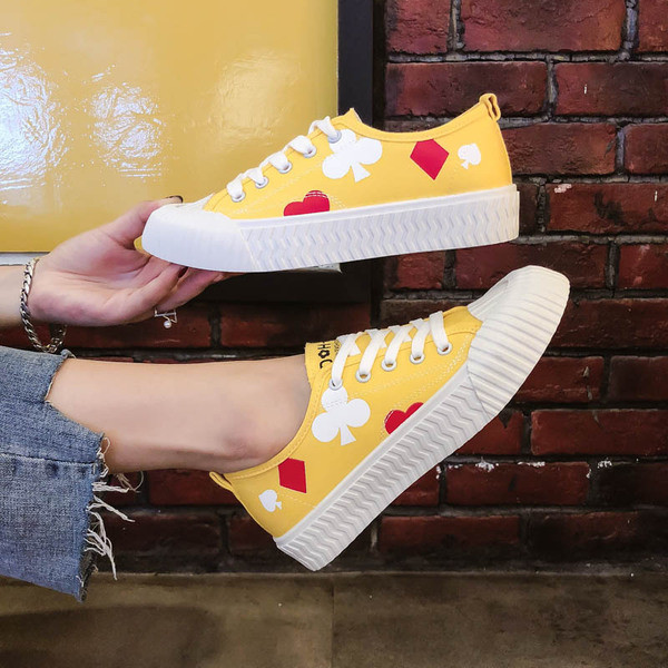 Ежедневни дамски кецове в три цвята с връзки и цветна апликация