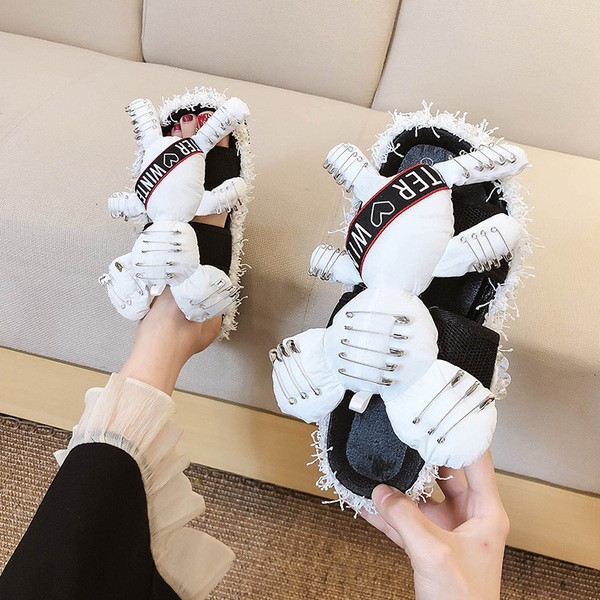 Ежедневни дамски чехли с 3D елемент в четири цвята и равна подметка