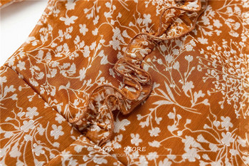 Къса дамска рокля с V-образно деколте и 3/4 ръкави