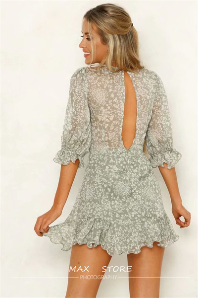 Къса дамска рокля с V-образно деколте и 3/4 ръкави 