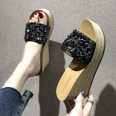 Ежедневни дамски чехли на платформа в сребрист и черен цвят