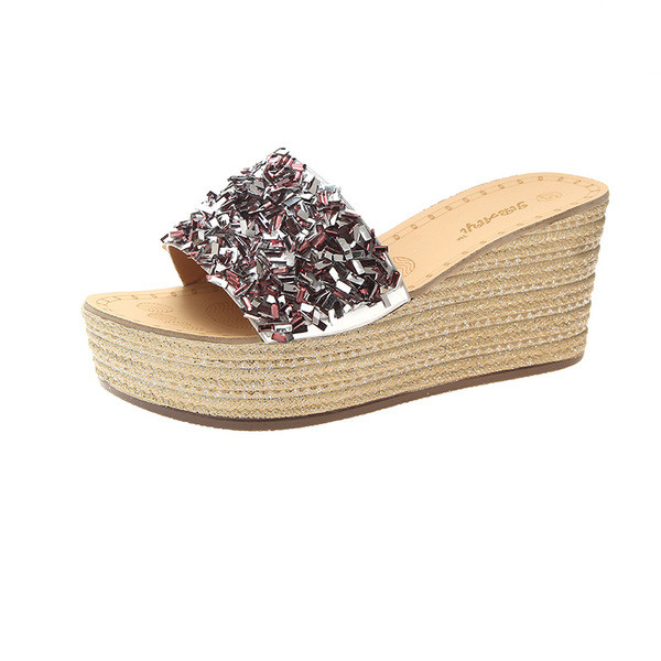 Ежедневни дамски чехли на платформа в сребрист и черен цвят