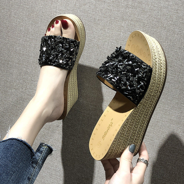 Ежедневни дамски чехли на платформа в сребрист и черен цвят