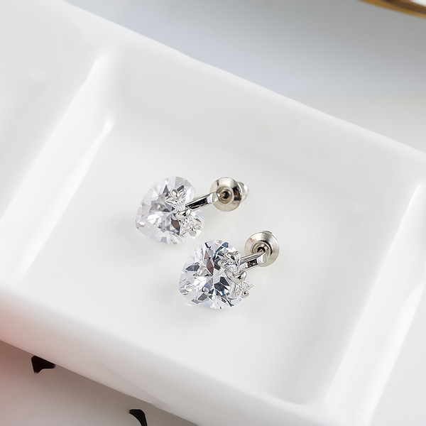 Дамски малки обеци в сребрист цвят с формата на сърце