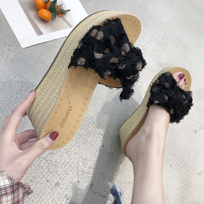 Ежедневни дамски чехли на платформа в три цвята с панделка на точки