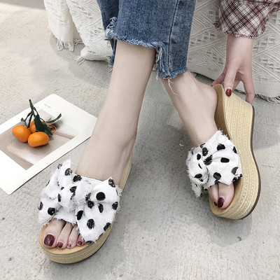 Ежедневни дамски чехли на платформа в три цвята с панделка на точки