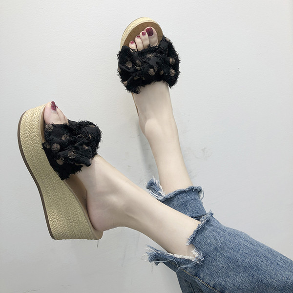 Ежедневни дамски чехли на платформа в три цвята с панделка на точки