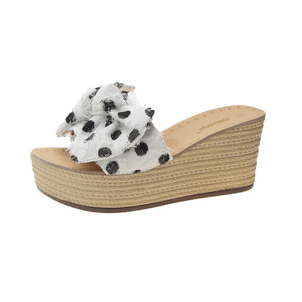 Ежедневни дамски чехли на платформа в три цвята с панделка на точки