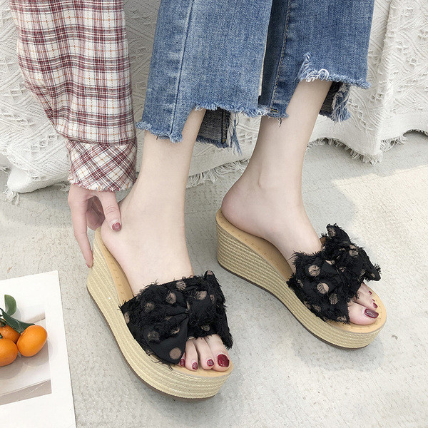 Ежедневни дамски чехли на платформа в три цвята с панделка на точки