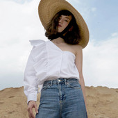 Модерна дамска риза с един ръкав в бял цвят