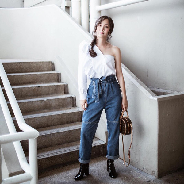 Модерна дамска риза с един ръкав в бял цвят