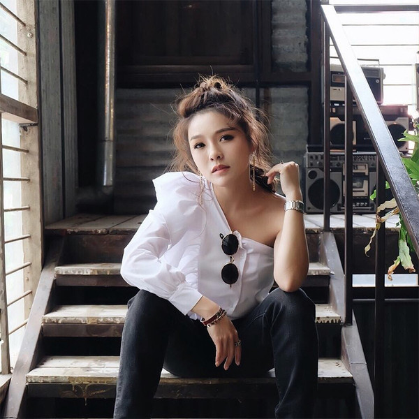 Модерна дамска риза с един ръкав в бял цвят