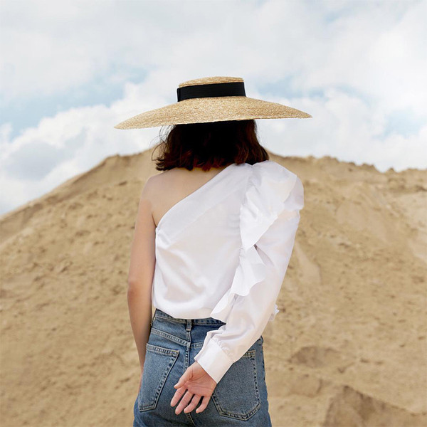 Модерна дамска риза с един ръкав в бял цвят