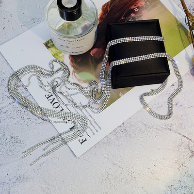 Дълго дамско колие в сребрист цвят с камъни