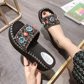 Ежедневни дамски чехли с цветни камъни на платформа в черен и сребрист цвят