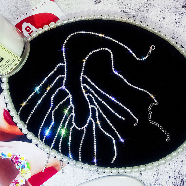 Стилно дамско колие в сребрист цвят с камъни