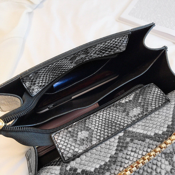 Модерна дамска чанта с змийски десен в няколко цвята