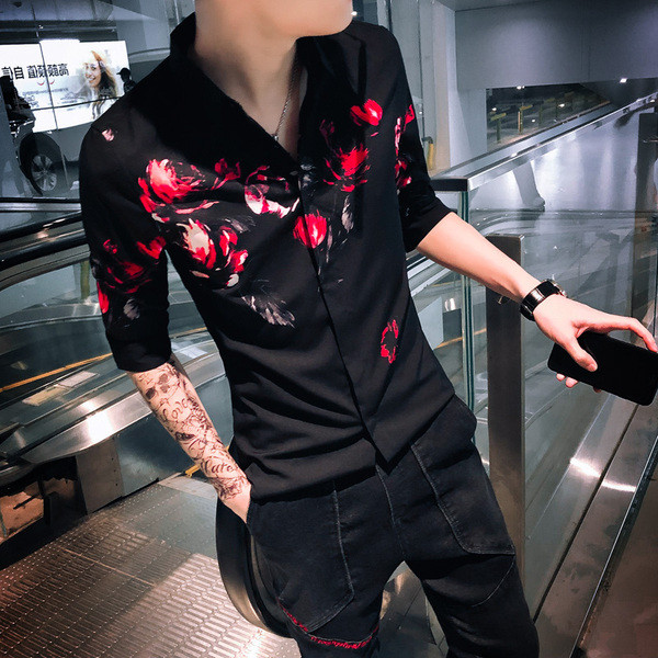 Модерна мъжка риза в бял и черен цвят с флорален десен