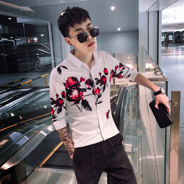 Модерна мъжка риза в бял и черен цвят с флорален десен