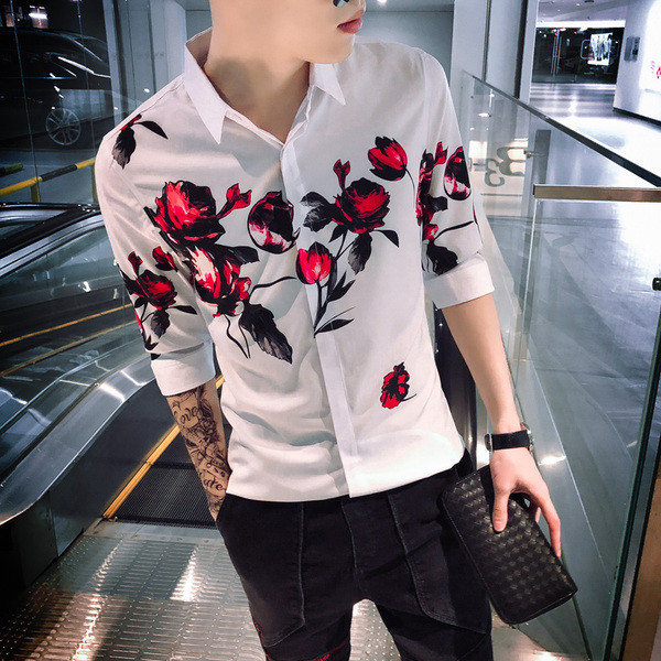 Модерна мъжка риза в бял и черен цвят с флорален десен